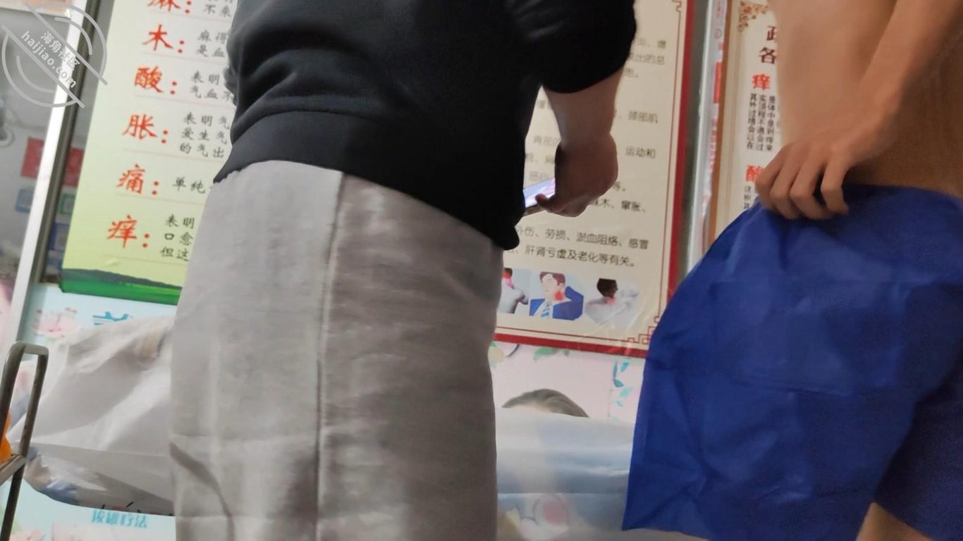 【原创视频2】店里艹理疗店老板娘，中途客人喊剪发，她只好叫他等等 - 老宋论坛-老宋论坛