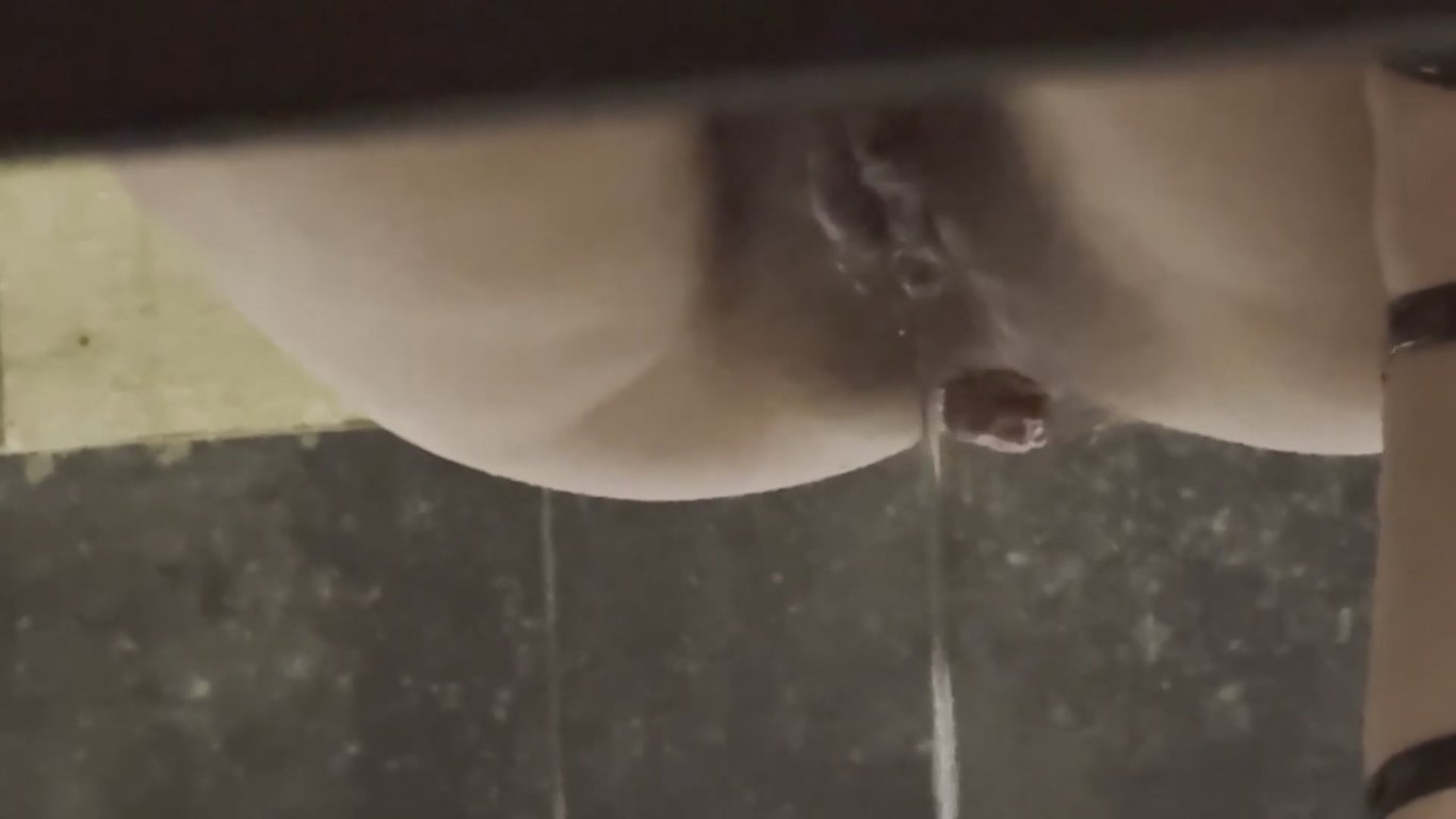 酒吧搭讪一个穿名牌高贵鞋的富姐陪她上厕所偷拍她尿尿没想到姐姐有痔疮高清无水印原版 配图6