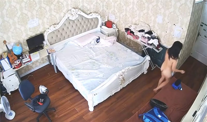 《居家摄像头破解》真实记录中年领导午休时间回家和美女老婆打一炮 配图12