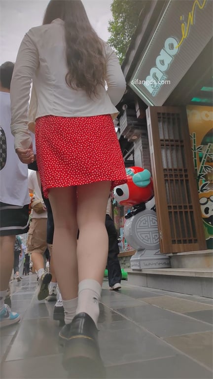 爆推【步行街极品】绝美嫩妹吊带红裙小皮鞋，白内裤骚到骨子里，甜笑勾人想娶回家1V 配图6