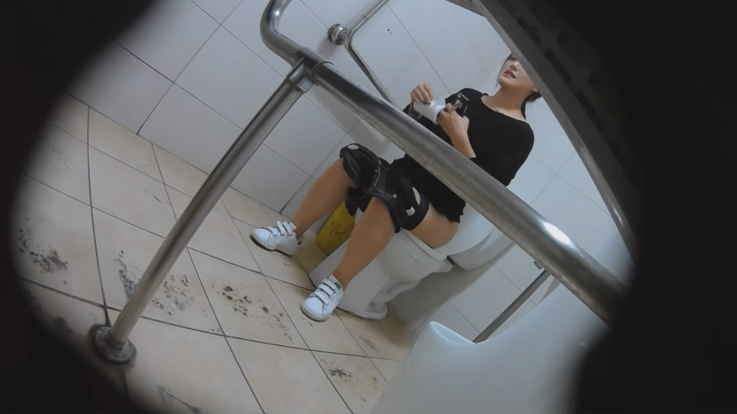 酒吧女厕隐藏偷拍闺蜜们一起尿尿八卦心仪帅哥，抽烟姿势超屌的性感尤物 配图7
