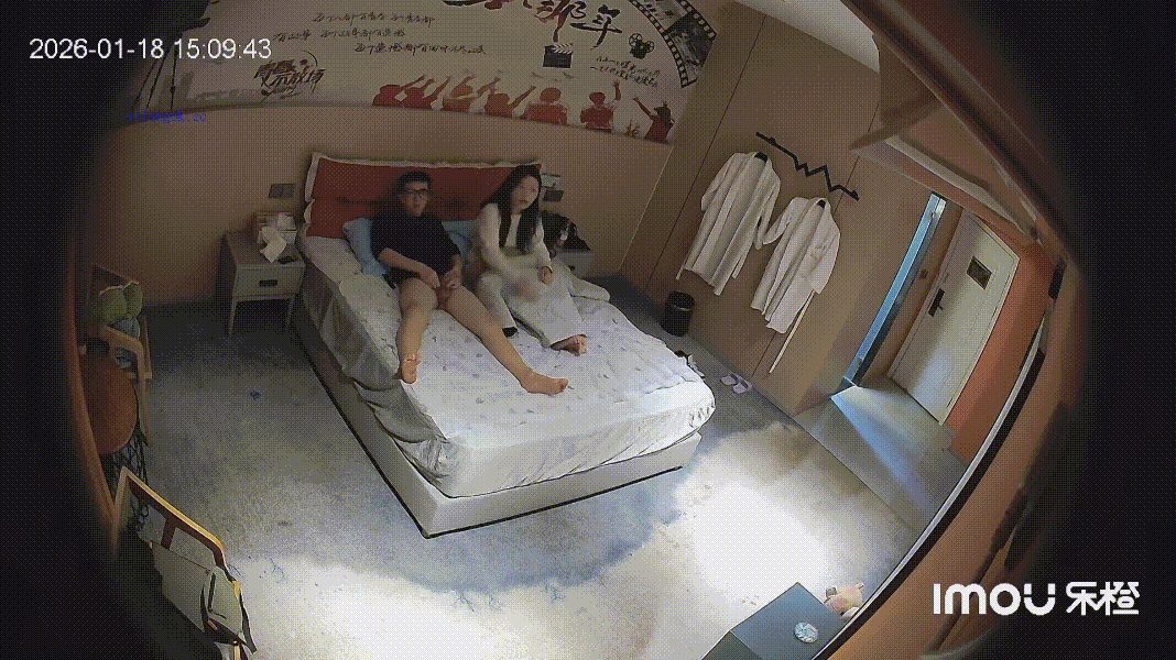 乐橙酒店高清偷拍流出！极品白肤长腿气质骚美女激情约炮 床边掰腿猛干高潮尖叫 配图2