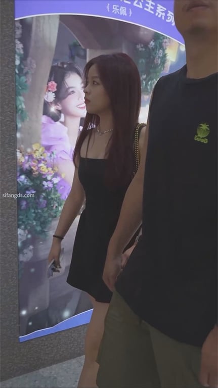 爆款推荐【商场猎艳】极品靓女试衣间被强势拿下，龟男女友肥美阴户紧致翘臀，羡慕到爆 配图14