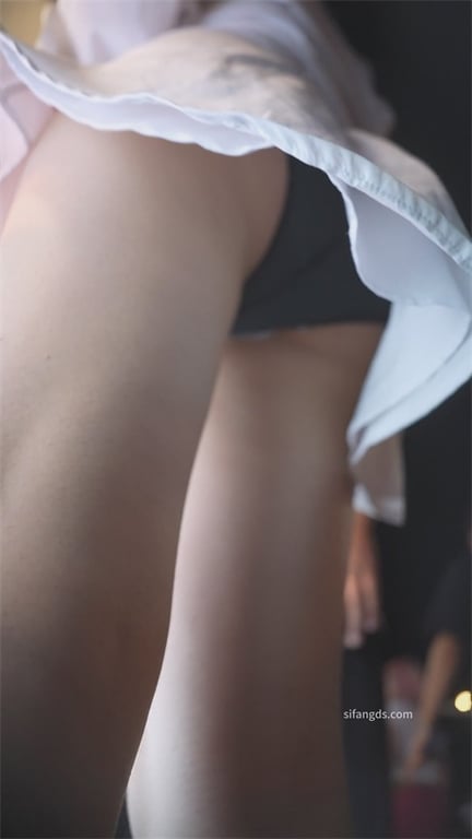 推荐【步行街抄底】颜值嫩妹,裸足高跟,短裙黑内,龟男笑得嘴都歪了,叫个出租车赶紧 配图7