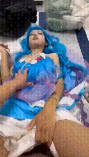 【惊爆泄密】富二代砸重金征服极品甜美朵莉亚，跪地深喉吞棒无套狂射满脸！ 配图2