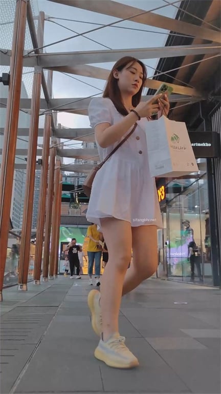 极致诱惑【商场偷拍】顶级靓女大长腿玉足高清特写，个性内裤撩人欲火，硬到爆7V 配图13