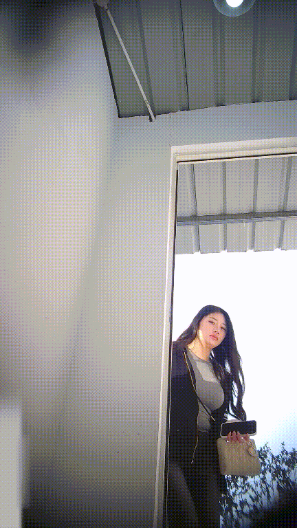 美女如云街边女公厕真实偷拍多位小姐姐方便还有换衣的，同步露脸⑵ 配图2