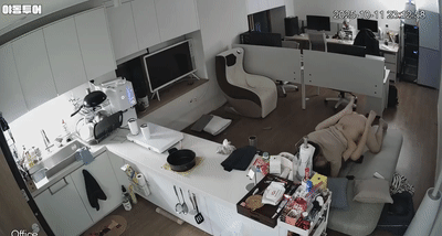 韩国监控偷拍流出摄影棚老板狂干性感女友！激烈猛攻让她高潮求饶尖叫！ 配图4