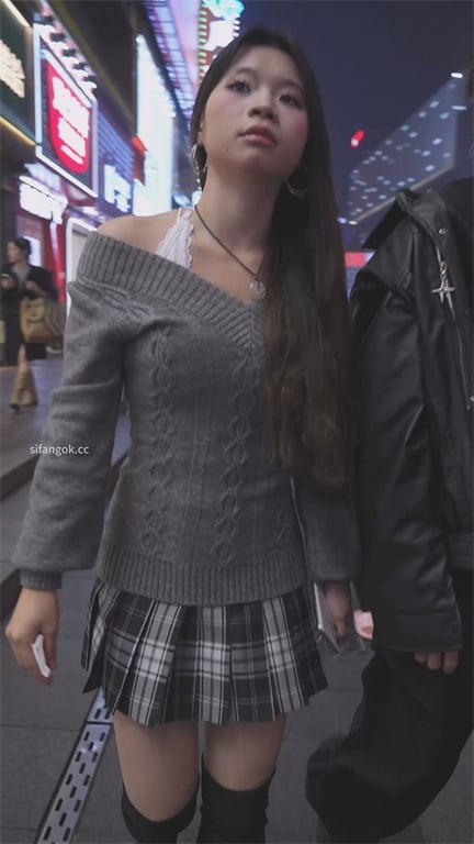 推荐【步行街抄底】骚逼嫩妹,肉丝白内,龟男当舔狗这么顺从就是为了待会操逼吗1V 配图3