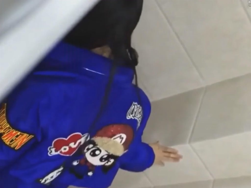 大神手持闯拍商场女厕多角度偷拍差点被试穿高跟鞋的美女发现 配图7