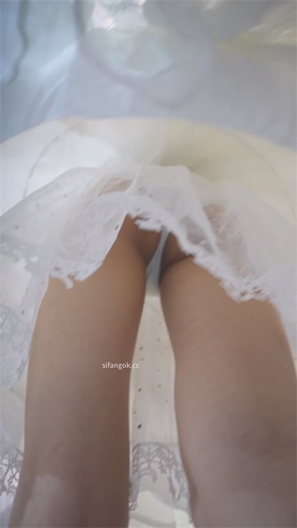 爆推【商场偷窥】极品小嫩妹，大长腿翘臀，泡泡裙下白内超骚，黑穴长毛遮不住，1V1 配图6