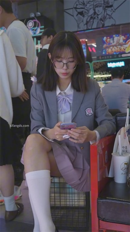 推荐【商场抄底极品眼镜妹】颜值嫩妹,这清纯度我给满分,初恋的感觉,短裙白内腿夹紧 配图4