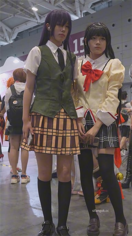 爆推【展会抄底】伪娘现身？零女性特征却挂姨妈巾，真假难辨超刺激1V！ 配图11