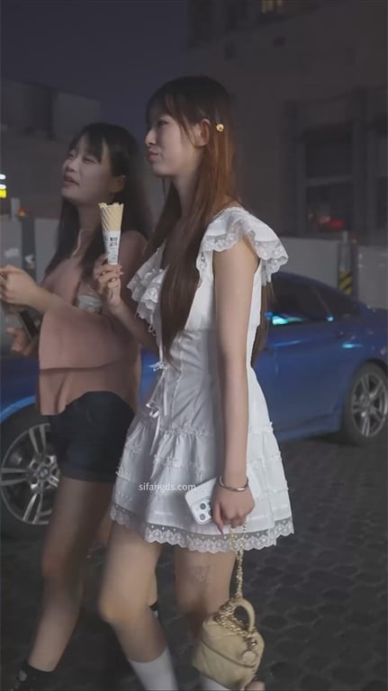 爆推【步行街极致福利】肉丝紧逼短裙直接YYDS，女仆黑丝屁穴又骚又诱，白裙大长腿 配图3