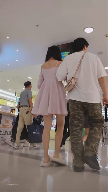 极致诱惑【商场偷拍】顶级靓女大长腿玉足高清特写，个性内裤撩人欲火，硬到爆7V 配图17