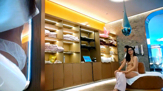 真实温泉酒店女宾部春色偷拍！一屋子美女脱衣换装，满背纹身社会辣妹霸气全露太刺激 配图10