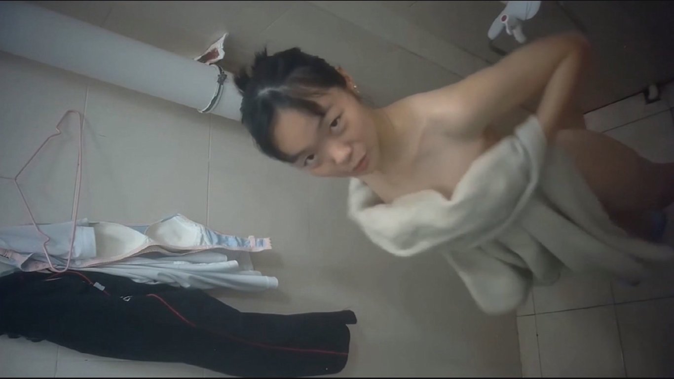 房东浴室偷装摄像头偷拍白领女租客洗澡妹子身材还可以 配图5
