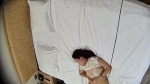 🔥5-30酒店偷拍流出❤️饥渴情侣一进门衣服不脱就疯狂干炮，关灯后各种姿势放开激战高潮迭起！-老宋论坛