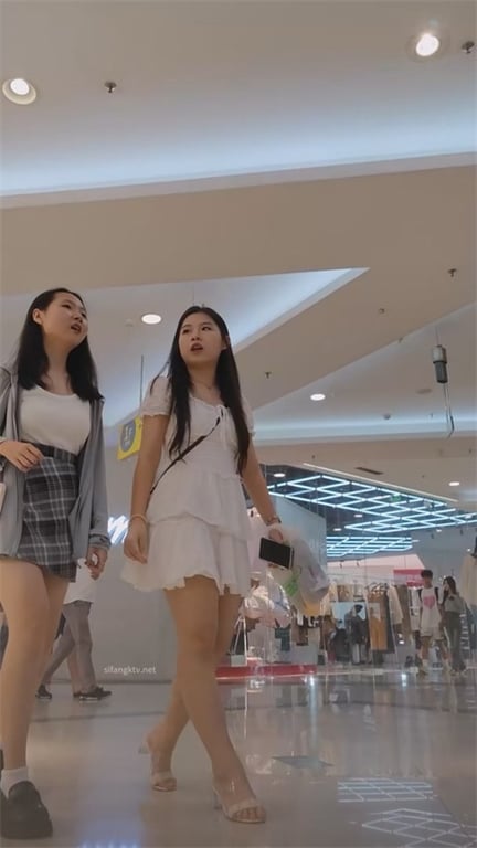 推荐【商场抄底】都是颜值靓女，阴户饱满，玉足特写，肉丝包臀裙，龟男在旁边也要拍5 配图3