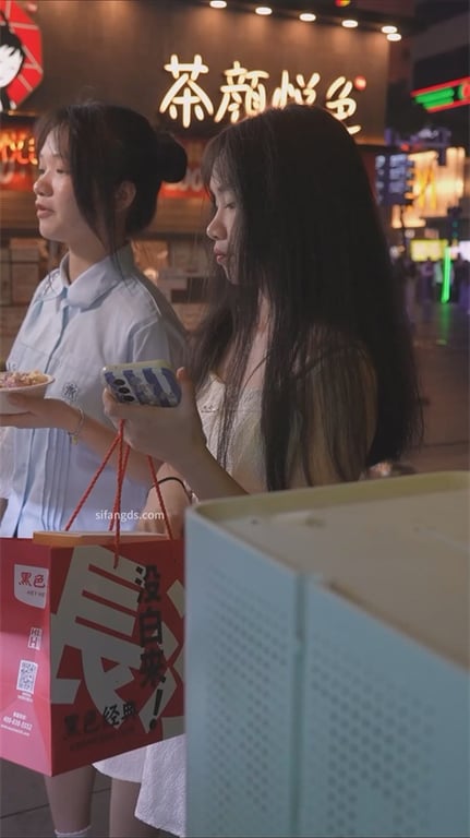 爆款推荐【街头极致抄底】颜值爆表靓女，骚逼出血还敢出来浪，浓密逼毛扎穿内裤，极致 配图15