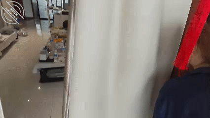 原创41. 窗帘外朋友在客厅休息，我和侄女在阳台放飞自我，闺蜜再次观摩-老宋论坛