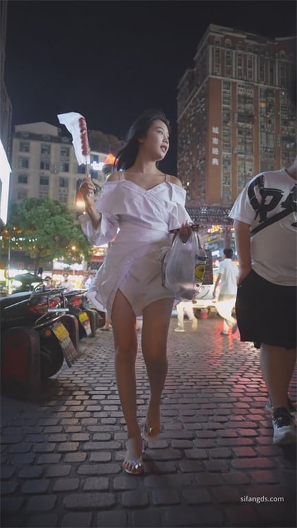 推荐【步行街抄底】颜值嫩妹,裸足高跟,短裙黑内,龟男笑得嘴都歪了,叫个出租车赶紧 配图9