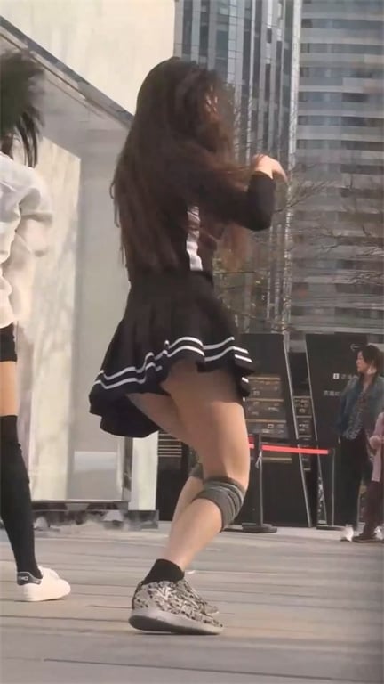 极致诱惑【步行街抄底】街舞辣妹翘臀狂扭，丰满少妇高跟包臀裙勾魂，极致好身材1V1 配图8