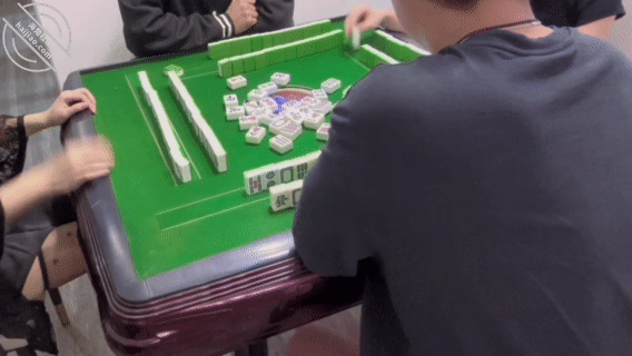 丈母娘打麻将竟桌底用脚引诱我，将其摁在麻将桌上对着屁股猛插 - 老宋论坛-老宋论坛