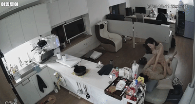 韩国监控偷拍流出摄影棚老板狂干性感女友！激烈猛攻让她高潮求饶尖叫！ 配图3
