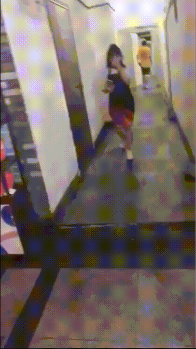 大神潜入美食城女厕偷拍女食客尿尿有几个不错的颜值美女无水印版 配图22