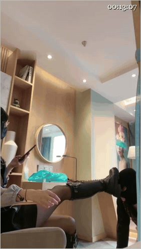 ㊙【SM调教】【罗宾女王】揪耳朵掐大腿捏鼻子玉足深喉 骑马踩踏夹头胯下羞辱/给贱 配图2