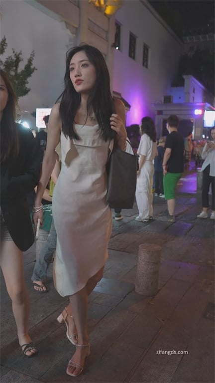 爆款推荐【商场抄底】极品模特女神颜值爆表身材犯规，短裙透视内裤骚到极致，那翘臀让 配图3
