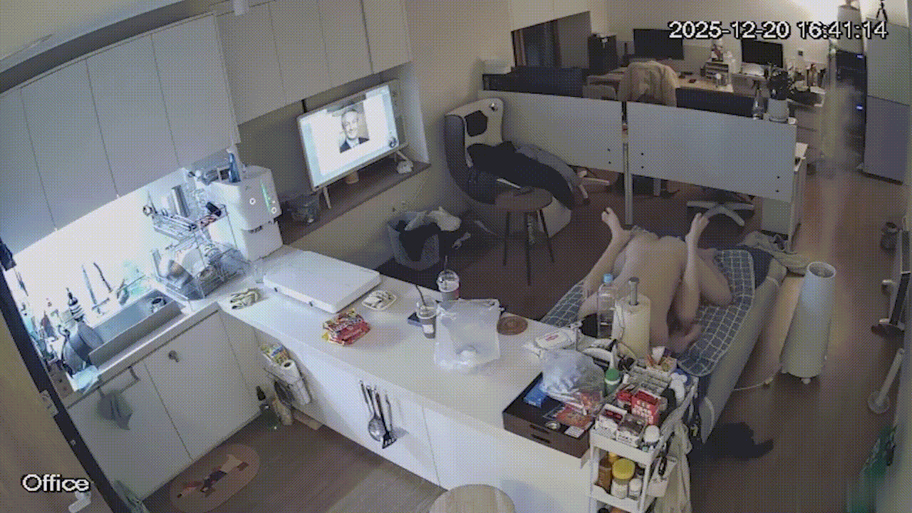 黑客入侵办公室摄像头偷窥高颜值白领情侣下班后看电视激情缠绵忍不住办公室做爱 配图8