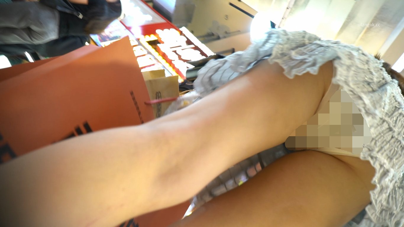 （空城原创）❤️ 街头极致诱惑！两位短裙少妇微透白内+透明白内 大神箭双雕 - 老宋论坛-老宋论坛