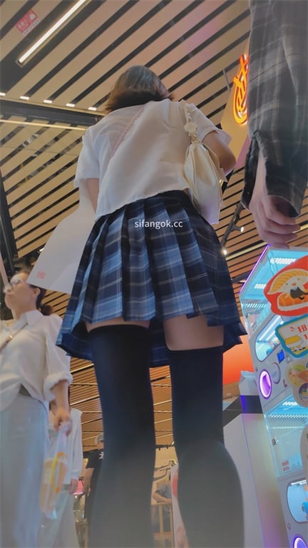 推荐【商场抄底】极品JK学生妹，裙子这么短也不穿安全裤，白内内骚得要命，龟男在旁 配图6