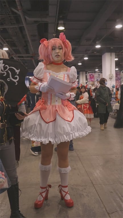 展会抄底｜这大高个是男娘还是真妹子？粉内裤一路勒进股沟，老哥蹲下看了半天：没掏把 配图2