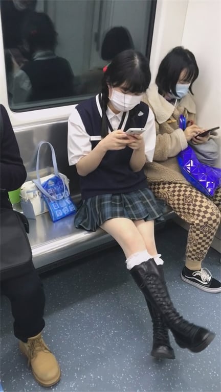 ❣️爆款推荐❣️【地铁极致偷窥】少妇奶水狂漏白腿晃眼，短裙白内骚气四溢，玉足高清特写欲罢不能！ - 老宋论坛-老宋论坛