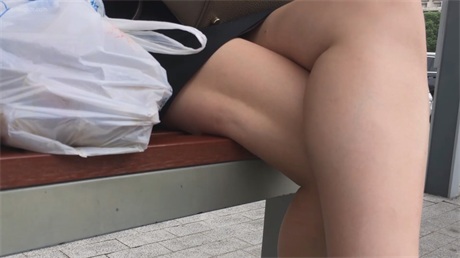 爆款推荐公交站极致抄底！多位紧致蜜穴少妇被疯狂视奸，包臀裙OL玉足高跟特写，射满 配图4