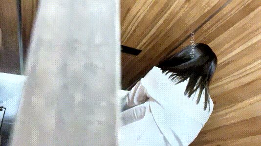大神潜入办公楼女厕全景偷拍溜进厕所吸烟的美女职员人美BB也嫩 配图16
