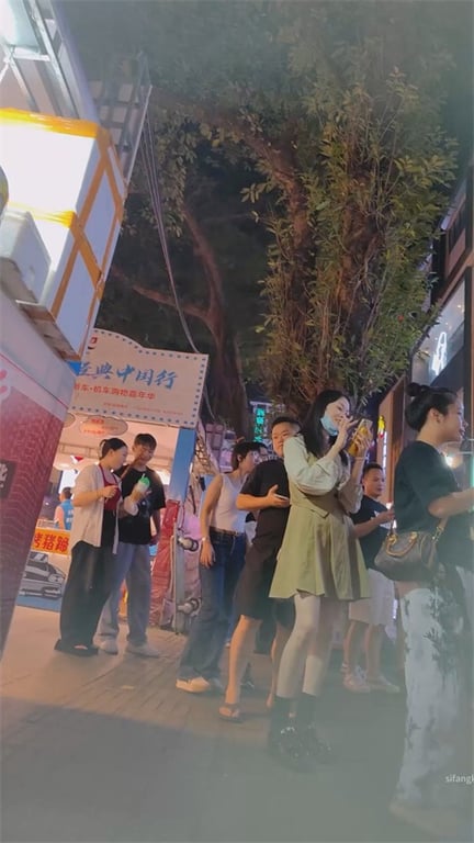 推荐【商场抄底】都是颜值靓女，阴户饱满，玉足特写，肉丝包臀裙，龟男在旁边也要拍5 配图13