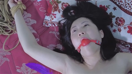 推荐变态SM博主【樱束原创】捆绑调教，窒息高潮，道具插逼强制高潮，女玩女，一龙双 配图6
