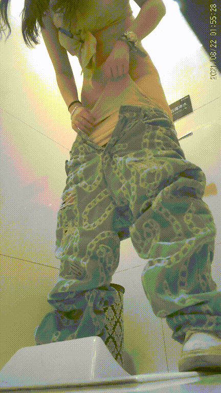 美女如云商场女厕，正面脸穴同框连续偷拍多位漂亮小姐姐方便，赏脸赏逼 配图2