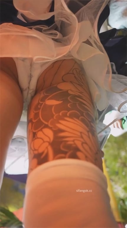 爆款推荐【游乐场抄底】连衣裙少妇神似任素汐，白内裤骚到爆！黑丝Coser白嫩蜜桃 配图13