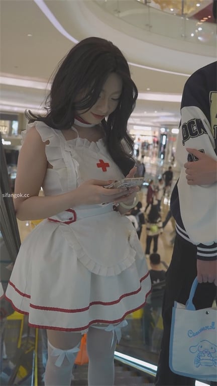 爆推【步行街极致福利】肉丝紧逼短裙直接YYDS，女仆黑丝屁穴又骚又诱，白裙大长腿 配图8