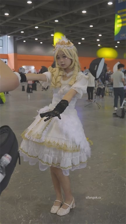爆款推荐【展会偷窥】颜值爆表美少女，泡泡裙甜到爆，饱满阴户被卡通内裤死勒出清晰肉 配图4