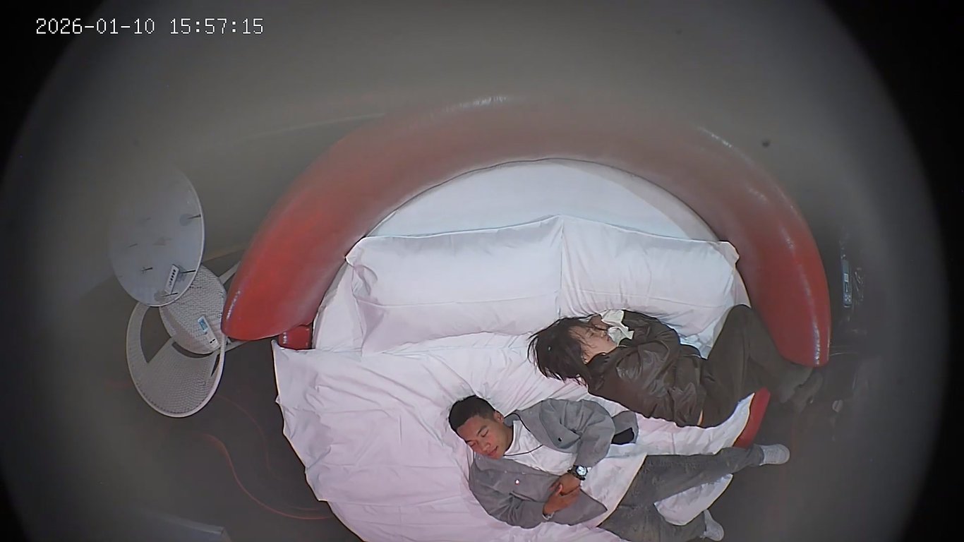 酒店圆床激情偷拍大片流出❤️小哥粉鞭狂挥拽吊带女友疯狂猛操 - 老宋论坛-老宋论坛