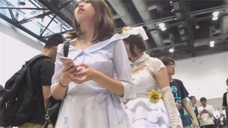 展会极致诱惑！包臀超短裙黑内裤完美勾勒翘臀，大长腿水手服靓妹裙底疑似真空，骚浪身 配图6