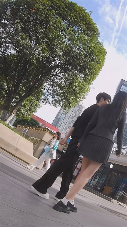 爆推【街头抄底】清纯小靓女百褶裙下白内裤骚到爆，丰满翘臀等龟奴享用1V 配图4