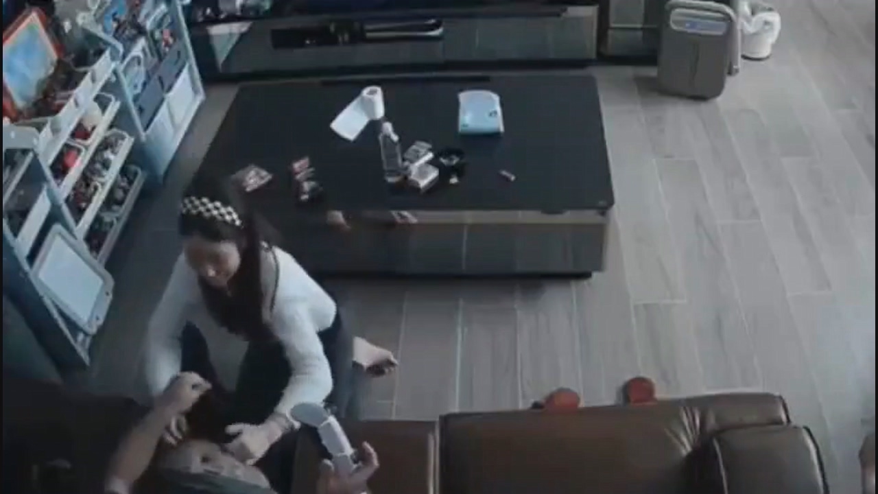 家庭台偷拍❤️高颜值美女扒下正在玩游戏的纹身男的裤子口硬鸡巴在沙发上激情啪啪[222MB/MP4/03:08/LM]-老宋论坛