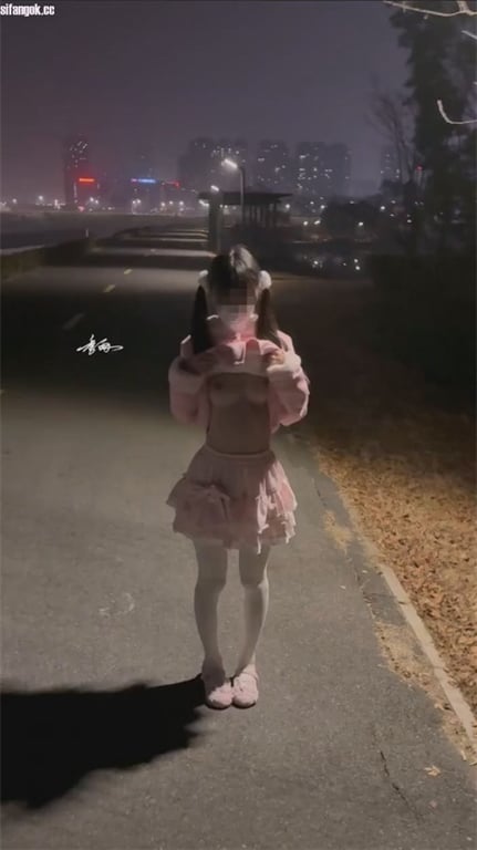 推荐抖音20岁颜值嫩妹【季雨】极品萝莉，粉奶无毛粉穴， 配图2